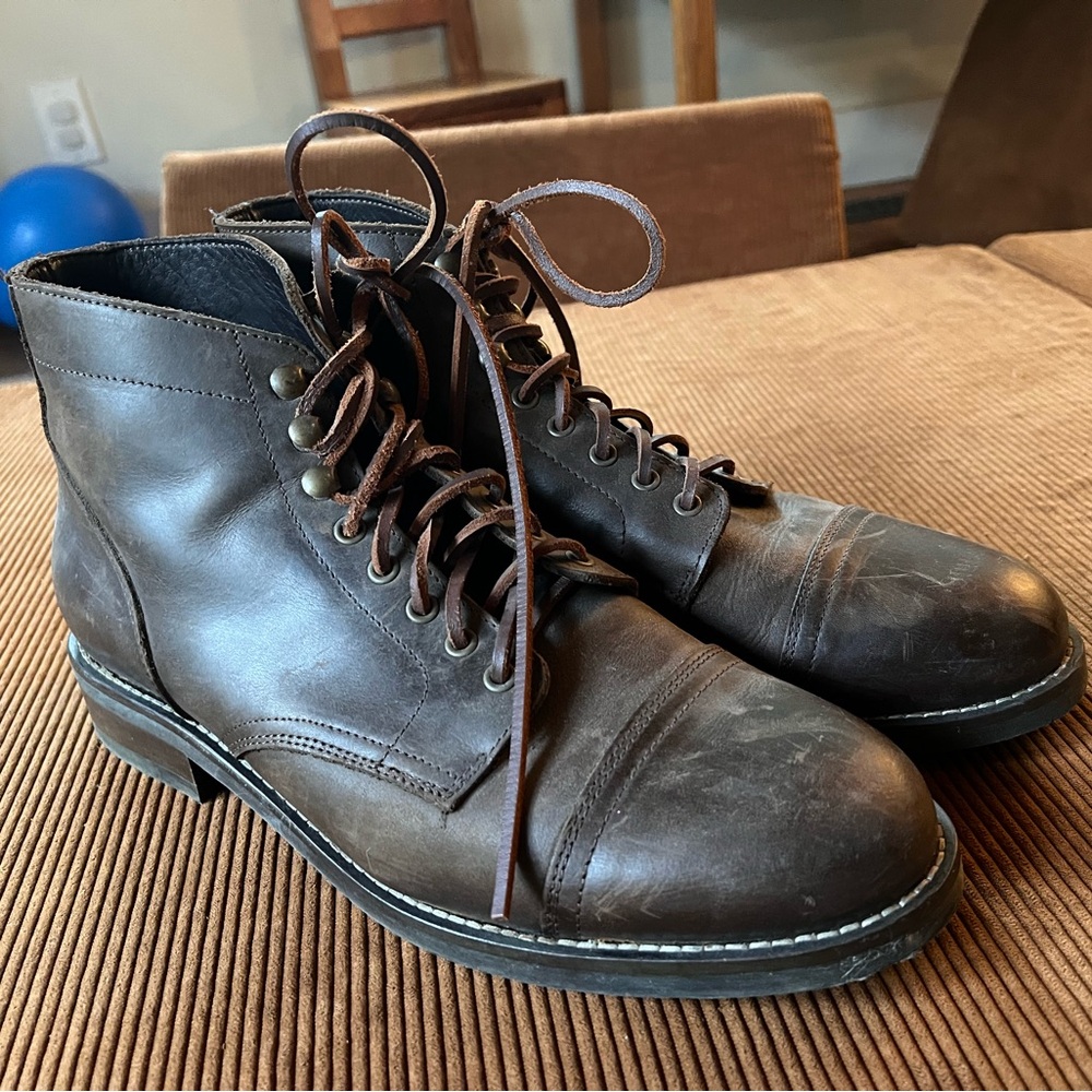 RhodesFootwear: Dean Boot(cap toe)
Color: Dark Nubuck
Size: 10 1/2